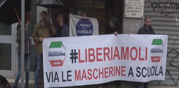 “Basta mascherine a scuola”: la protesta di Italexit e Popolo della Famiglia a Bari